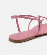 Sandalias planas plateadas con tiras finas, puntera redonda y cierre en el tobillo.