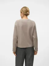 Sweater de punto color beige claro, con cuello redondo y corte regular.