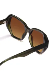 Lentes de sol Eco Shades modelo Lucia, con montura angular color verde oliva y lentes degradadas en marrón. Fabricados con materiales reciclados.