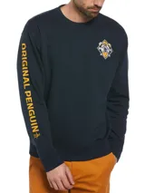 Buzo de hombre azul marino de corte clásico con cuello redondo, puños y cintura acanalados. Presenta un logo bordado en el pecho y la inscripción "Original Penguin" en amarillo a lo largo de la manga.