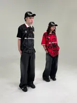 Pantalón de jean unisex con efecto prelavado, corte holgado y tiro alto.