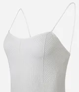 Body femenino de microfibra seamless, color blanco, con escote diferenciado y breteles finos. Presenta una textura sutil en el tejido.