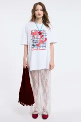 Pantalón de encaje negro con corte recto y cintura alta.