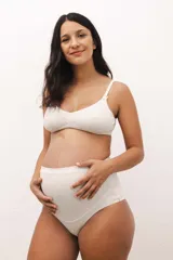 Bombacha maternal color crudo de algodón con cintura alta y faja de contención delantera.