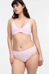 Conjunto de bikini rosa claro con corpiño triangular y bombacha tiro medio.