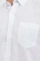 Camisa celeste de lino y algodón, de corte clásico, con cuello button-down y manga larga.