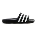 Chancletas Adidas Adilette Aqua, color negro con tres tiras blancas horizontales.