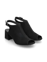 Sandalia tipo botín abierta de color negro, con puntera abierta (peep-toe), taco ancho y bajo, y tira ajustable con hebilla en el tobillo.