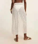 Salida de playa en forma de pollera midi de laise de algodón blanco con bordados calados.