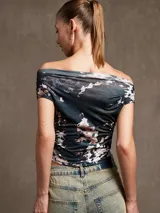 Top negro con escote off-shoulder y corte irregular en el ruedo.