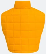 Chaleco cropped puffer color mostaza, con cuello alto y cierre frontal con cremallera.