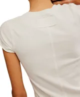 Remera blanca de algodón con cuello en V y mangas cortas.