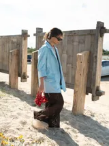 Blazer celeste de corte recto con solapas y bolsillos delanteros.