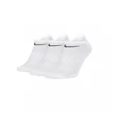 Pack de tres pares de medias Nike tobilleras, confeccionadas en tejido ligero y transpirable. Incluye un par gris, uno blanco y uno negro, todos con el logo de Nike bordado en el lateral.