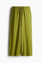 Pantalón verde oliva de corte recto y relajado, con cintura elástica ajustable con cordón y bolsillos laterales.