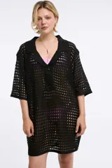 Vestido tejido calado negro con cuello camisero y manga corta.