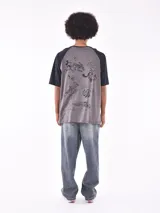 Remera gris con mangas raglán negras y estampado de Goofy y Pluto.