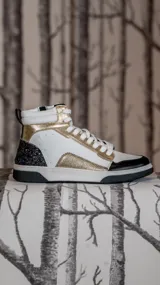 Botita deportiva de Champion con detalles de glitter y diseño en negro.
