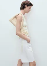 Short blanco de tiro medio con cierre de cremallera y botón, cinco bolsillos, diseño recto y bajo deshilachado.