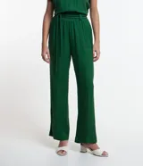 Pantalón recto verde esmeralda confeccionado en viscosa, con cintura elastizada, lazo ajustable y bolsillos laterales.