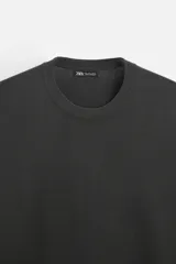 Jersey de punto azul marino de corte clásico, con cuello redondo y mangas largas.