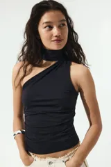 Top negro sin mangas en tejido de punto elástico, con escote asimétrico de un hombro, tiras anchas para atar en la nuca y frunces laterales que crean un efecto drapeado.