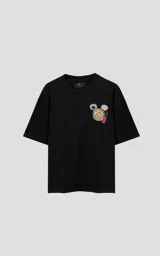 Remera negra de algodón con cuello redondo y calce oversize. Estampado en el pecho con un diseño de Disney de un recipiente de dim sum con palillos.
