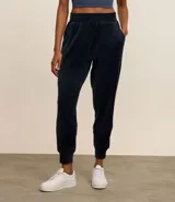 Pantalón deportivo verde oliva confeccionado en microfibra con cintura elástica.