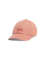 Gorra deportiva Under Armour color salmón, con logo bordado al tono en el frente. Diseñada con espalda abierta para adaptarse a diferentes estilos de cabello y correas envolventes para un ajuste seguro.