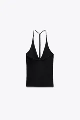 Top negro de cuello halter con escote pico y tiras finas en la espalda.
