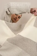 Camisa larga color beige con cuello mao, manga larga con tajo y botón. Diseño con bloques de tela con textura.