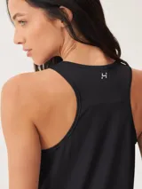 Musculosa deportiva negra con protección UV y espalda estilo nadador.