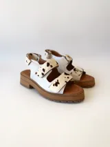 Sandalias con plataforma color marrón y tiras de cuero sintético con estampado animal print de vaca.