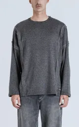 Sweater gris oscuro de manga larga con cuello redondo y paneles laterales con costuras a la vista.