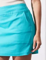Short pollera color lila, de gabardina elastizada, marca Zac & Rachel. Tiene pretina ancha elastizada y ruedo con abertura en la costura lateral.