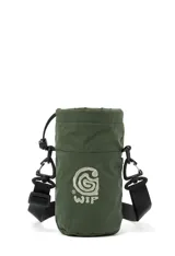 Bolsa tipo morral o porta botella de color verde oliva, con cierre de cordón ajustable en la parte superior y logo estampado en blanco en el frente. Cuenta con correas ajustables y ganchos de plástico negros para llevar cruzada o colgada.