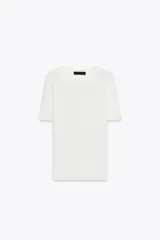 Top blanco de punto con cuello redondo y mangas cortas.