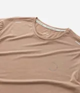 Remera deportiva de hombre, color amarillo mostaza, de manga corta y cuello redondo. Presenta un pequeño logo circular bordado en el pecho.