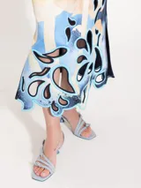 Pollera larga de satén bondeado doble con estampado personalizado y bordados de hilo con calados en el ruedo.