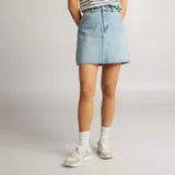 Falda de mezclilla azul, de corte corto y con cierre frontal.