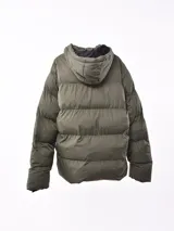 Campera puffer azul marino con capucha y cierre frontal con cremallera.