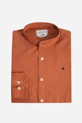 Camisa de lino con cuello mao y fit semi slim.