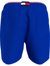Bañador azul eléctrico de largo medio, con cintura elástica ajustable con cordón, ribete naranja en la cintura y logo de Tommy Hilfiger bordado en la parte trasera.