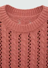 Chaleco de punto grueso color rosado, con diseño calado y cuello redondo.