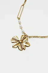 Collar dorado de acero con cadena de eslabones, dije floral con strass y perlas colgantes.