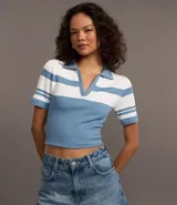 Blusa polo rayada, confeccionada en poliamida, con acabado seamless y mangas cortas.