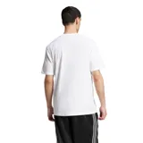 Remera Adidas blanca de corte clásico, con cuello redondo y logo del trifolio bordado en el pecho.