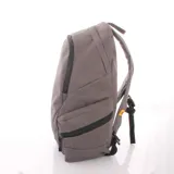 Mochila Caterpillar color rosa con logo negro estampado en el frente. Tiene un compartimento principal con cierre, un bolsillo frontal con cierre vertical y dos bolsillos laterales con cierre. Las correas son ajustables y acolchadas.