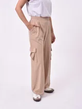 Pantalón cargo color beige de corte ancho, con cintura elástica y bolsillos laterales con solapa.