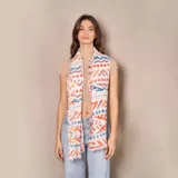 Pashmina rectangular de poliéster con estampado de triángulos y lunares en tonos naranja, azul y blanco.